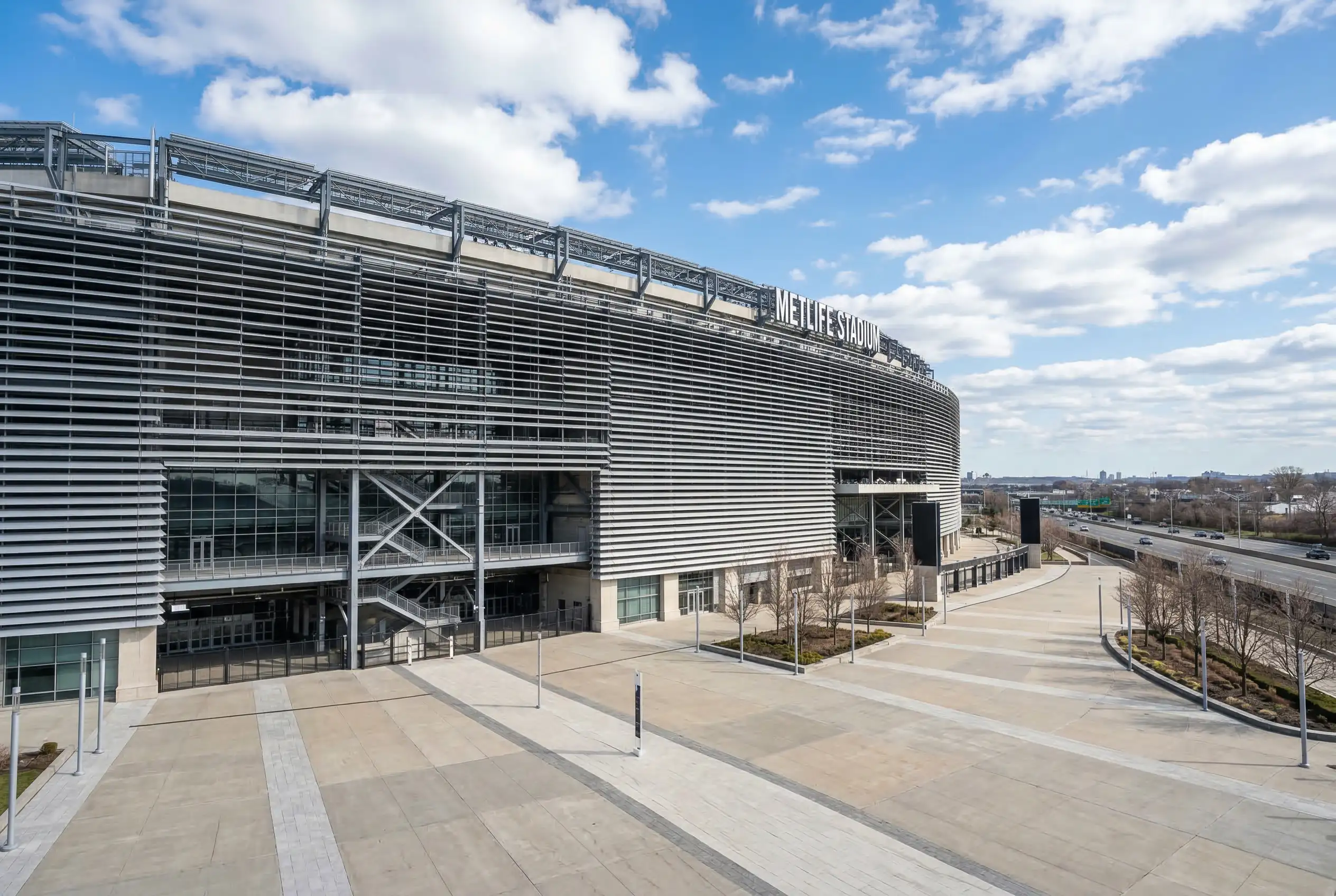 MetLife Stadium in East Rutherford New Jersey von außen bei Tageslicht als Finalstadion der FIFA WM 2026