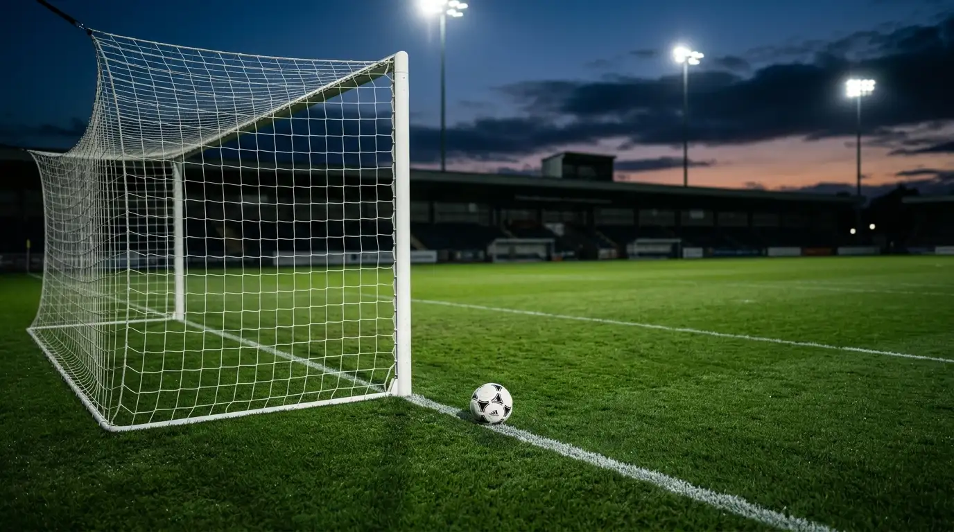 Symbolbild leeres Tor und Fußball auf der Torlinie als Sinnbild für Spaniens Rekord-Defensive