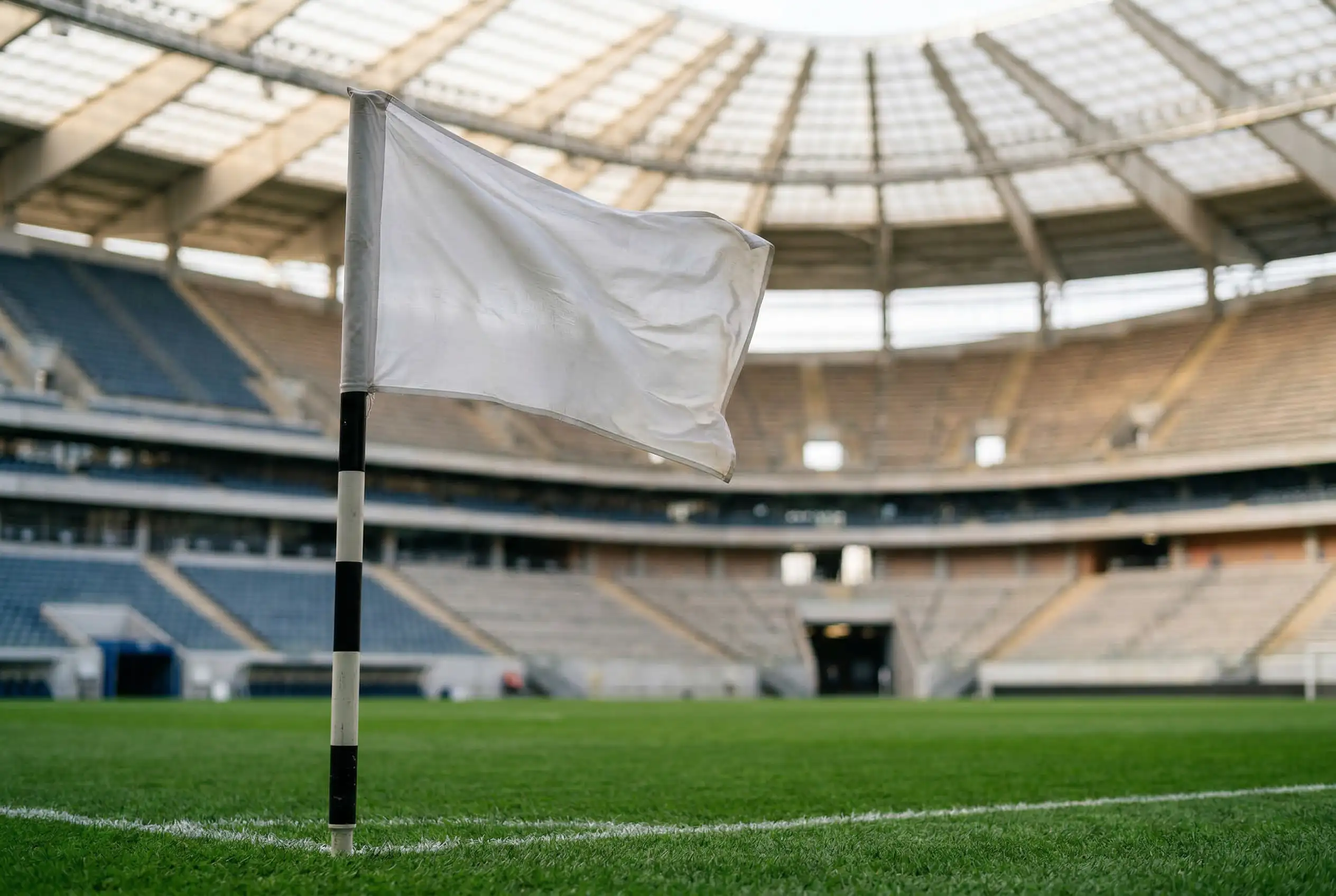 Fußballfeld mit Eckfahne und Tornetz in einem modernen Stadion vor dem WM 2026 Gruppenspiel der Gruppe B