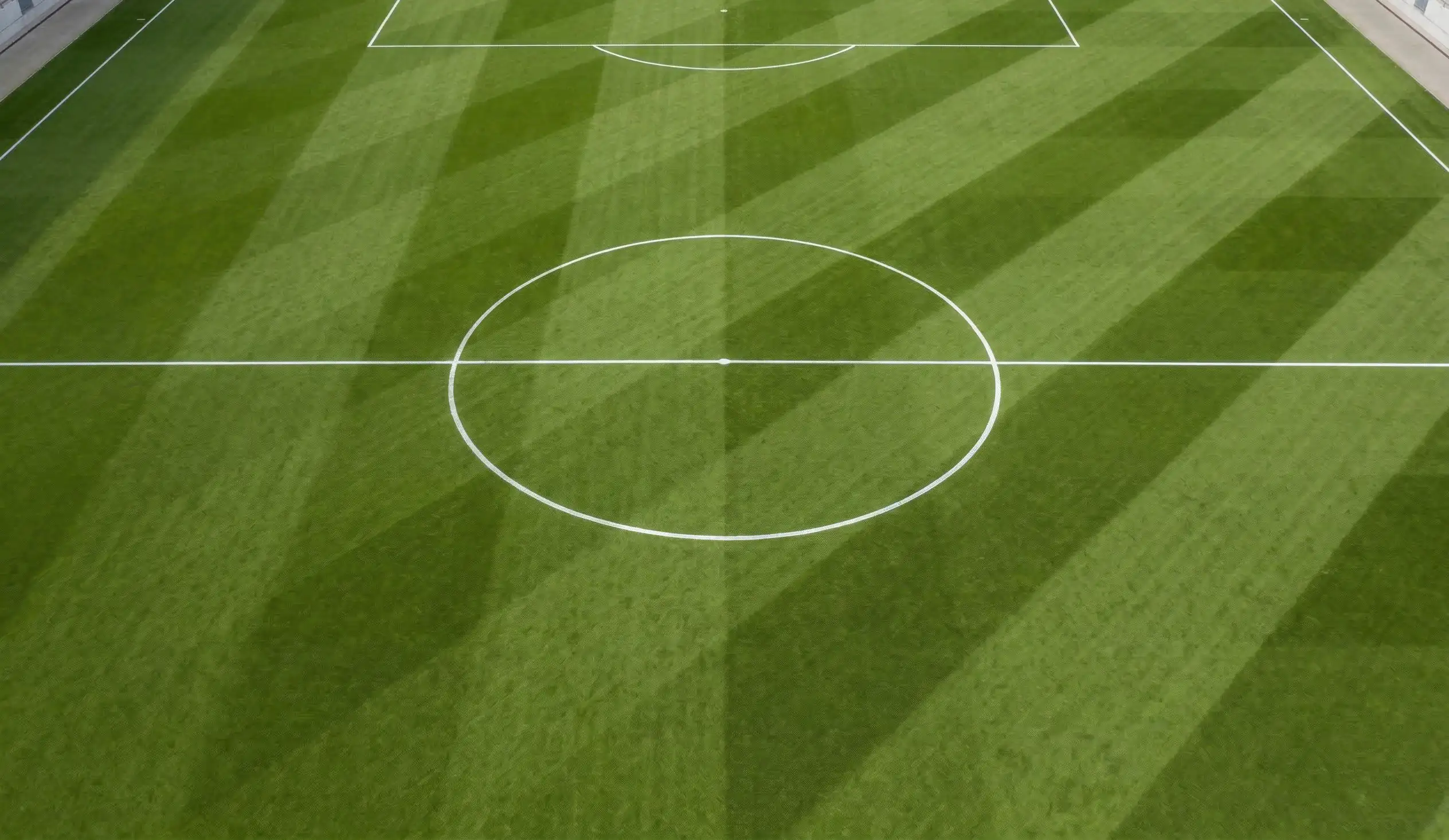 Fußballfeld mit Mittelkreis und frisch gemähtem Rasen in einem WM-Stadion für die Gruppe E Analyse