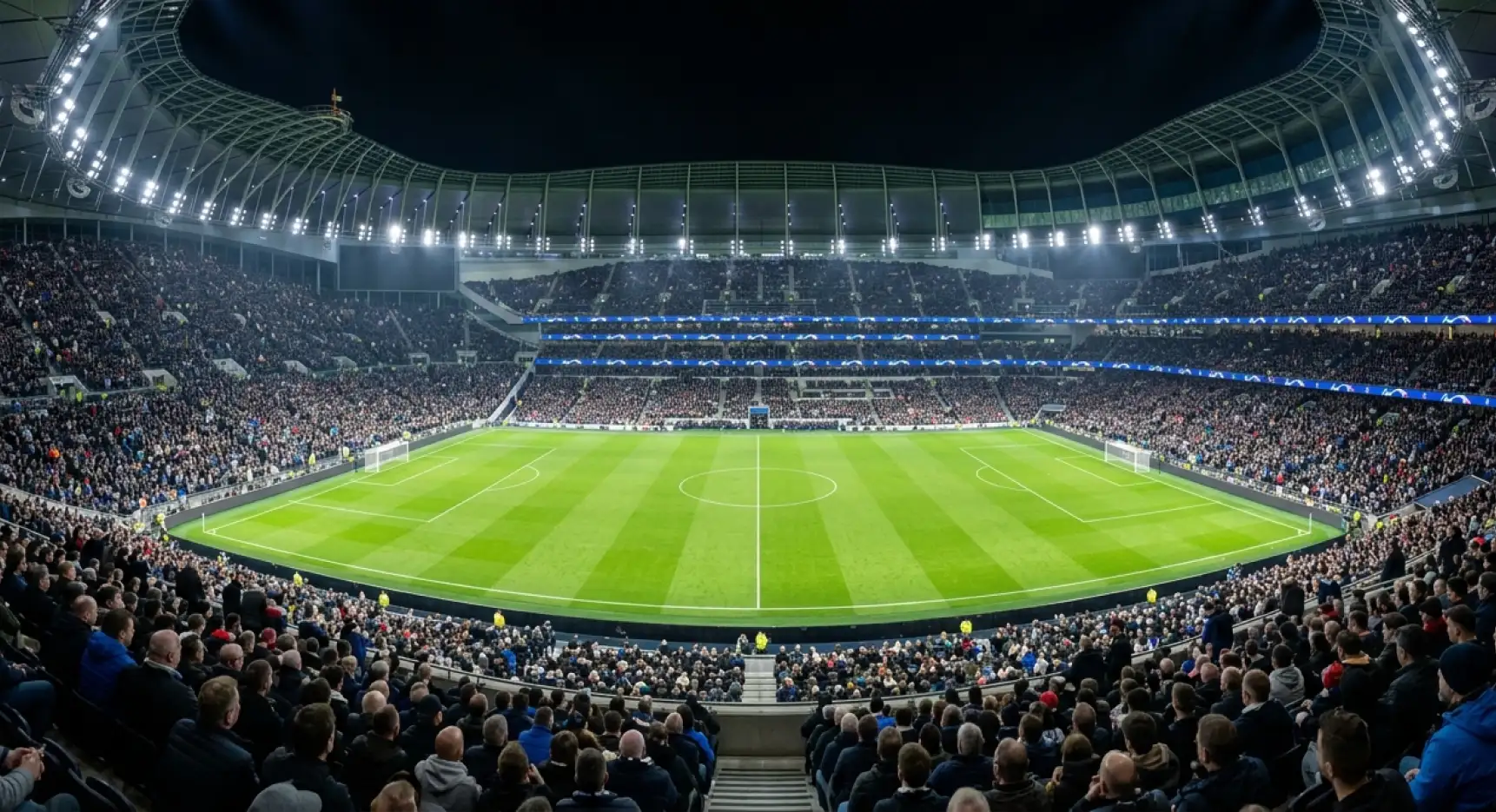 Beleuchtetes Fußballstadion bei Nacht mit Blick auf das Spielfeld für die WM 2026 Gruppe I Analyse