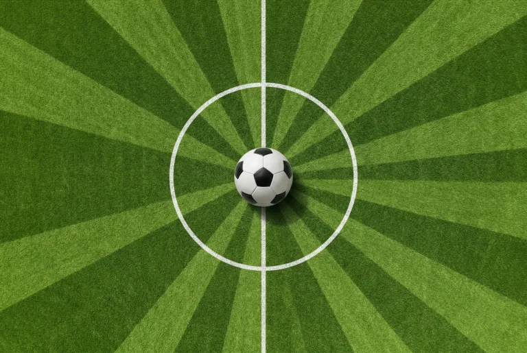 Fußball auf dem Anstoßpunkt eines WM-Stadions mit grünem Rasen für die Gruppe K Analyse