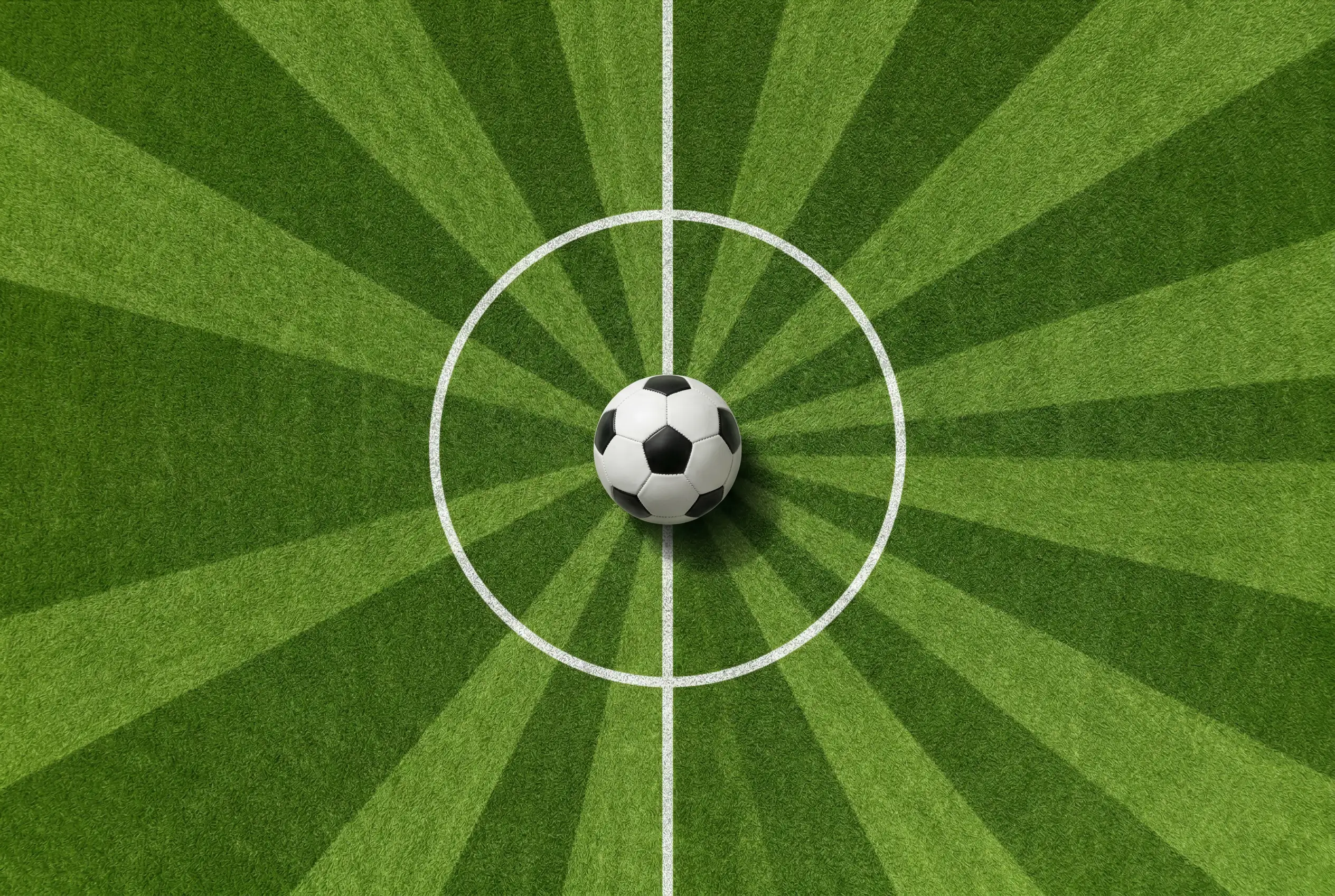 Fußball auf dem Anstoßpunkt eines WM-Stadions mit grünem Rasen für die Gruppe K Analyse